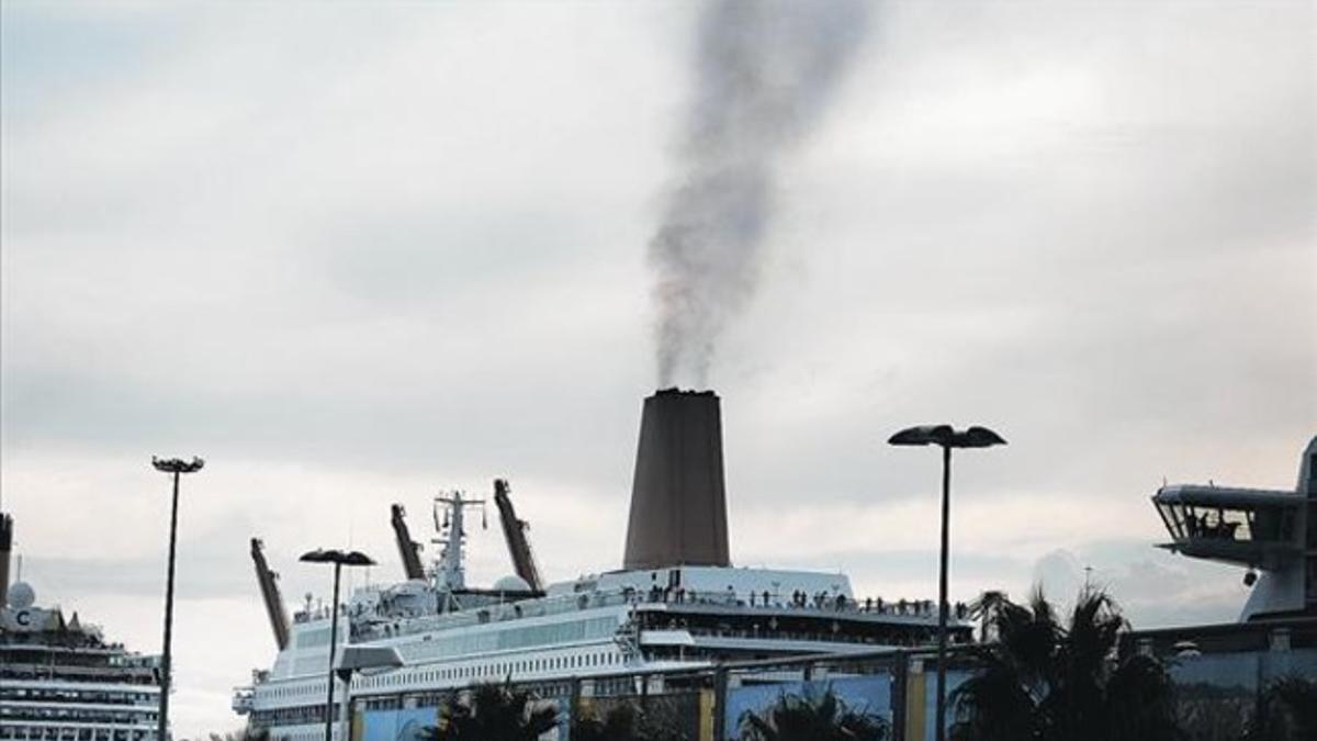 Un humeante crucero atracado en el puerto de Barcelona, ayer por la tarde.