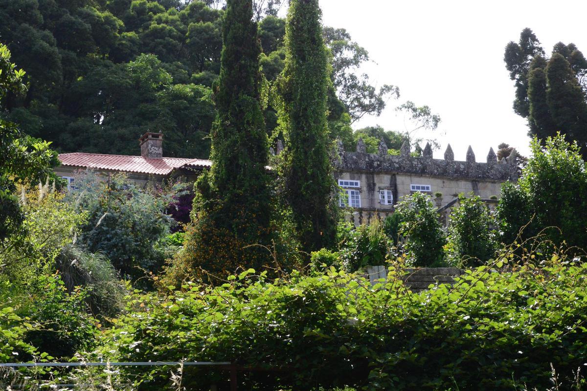 Una imagen del pazo de Santa Cruz, con sus almenas, y en primer término parte de sus jardines, en el lugar de A Carrasqueira.