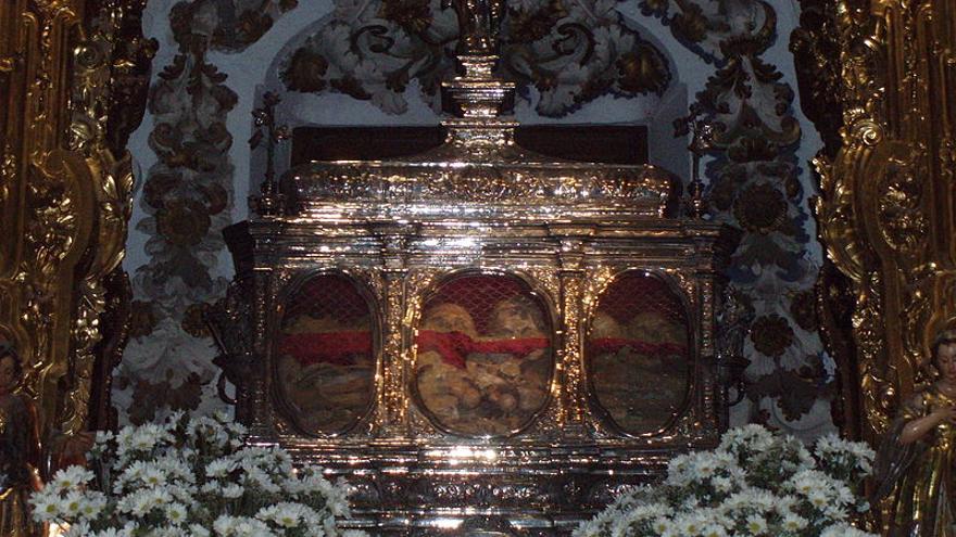 La urna con las reliquias de los Santos Mártires.