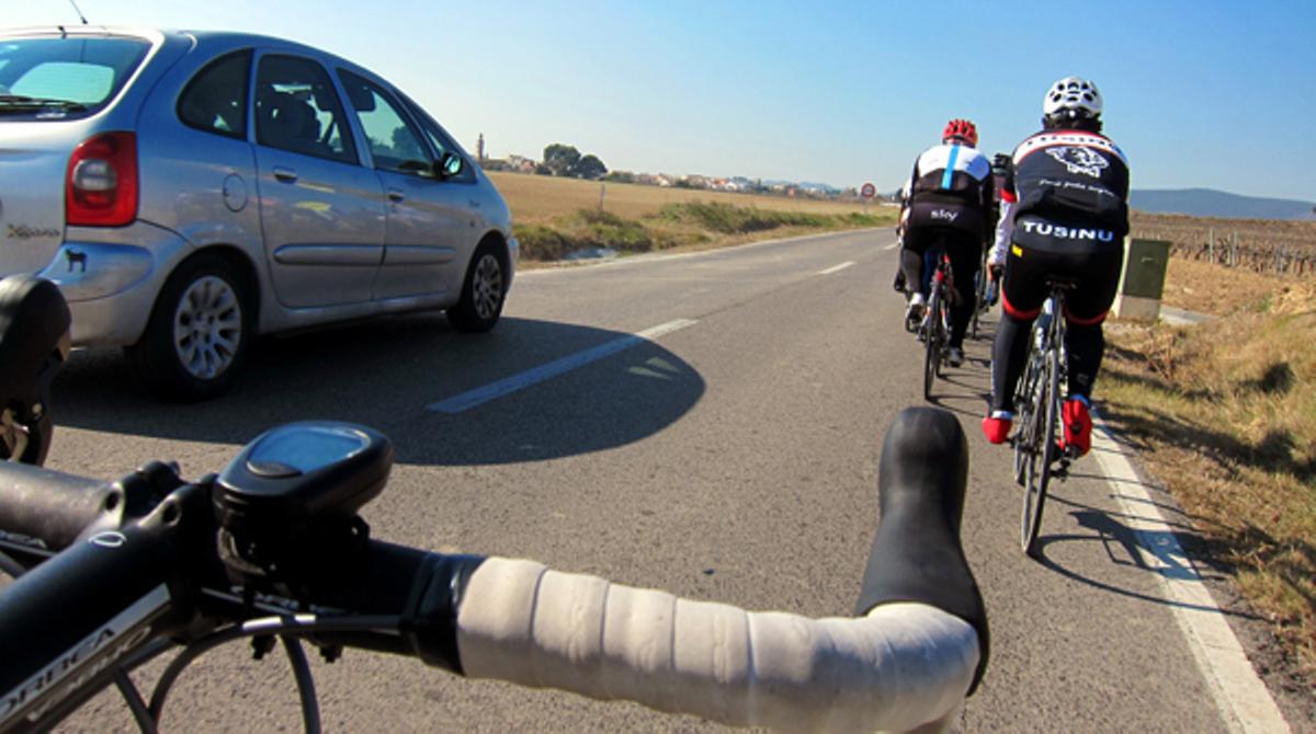 EL PERIÓDICO pasa una jornada con un grupo de ciclistas durante una de sus salidas.