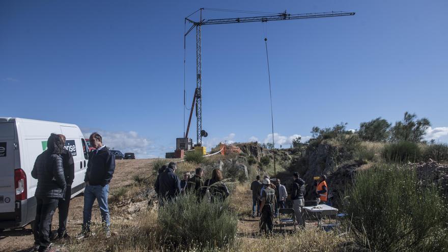 La exhumación de la mina La Paloma de Zarza la Mayor, aplazada para instalar una nueva grúa