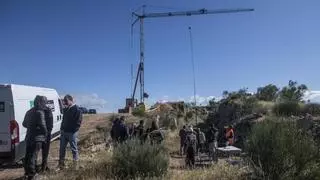 La exhumación de una fosa común en la mina La Paloma de Zarza la Mayor, aplazada para instalar una nueva grúa
