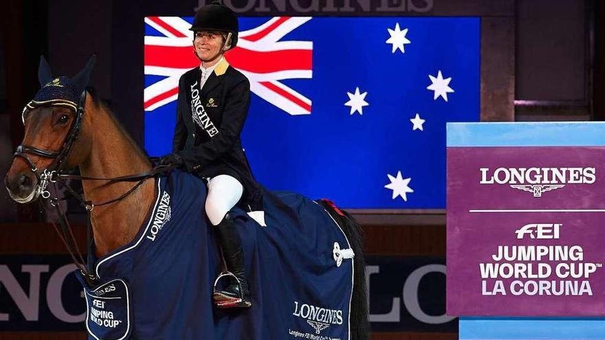 La australiana Edwina Tops-Alexander, ganadora de la etapa de la Copa del Mundo recibe el premio de Elena Orozco.