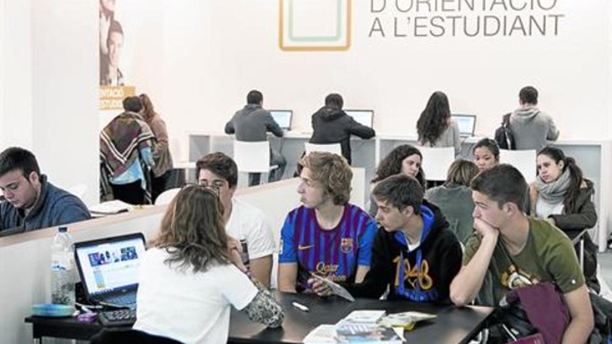 Estudiantes y orientadores en el nuevo servicio de guía del Saló de l'Ensenyament, ayer.