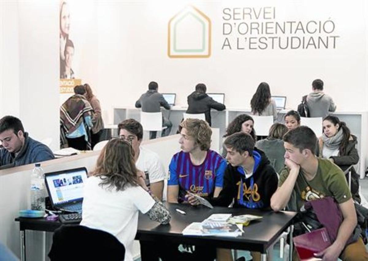 Estudiants i orientadorsen el nou serveide guia del Saló de l’Ensenyament, ahir.