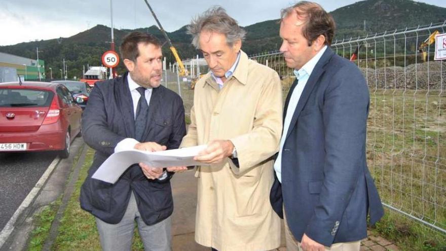 Perfecto Rodríguez, José Benito Suárez y Javier Domínguez, en la visita de ayer.