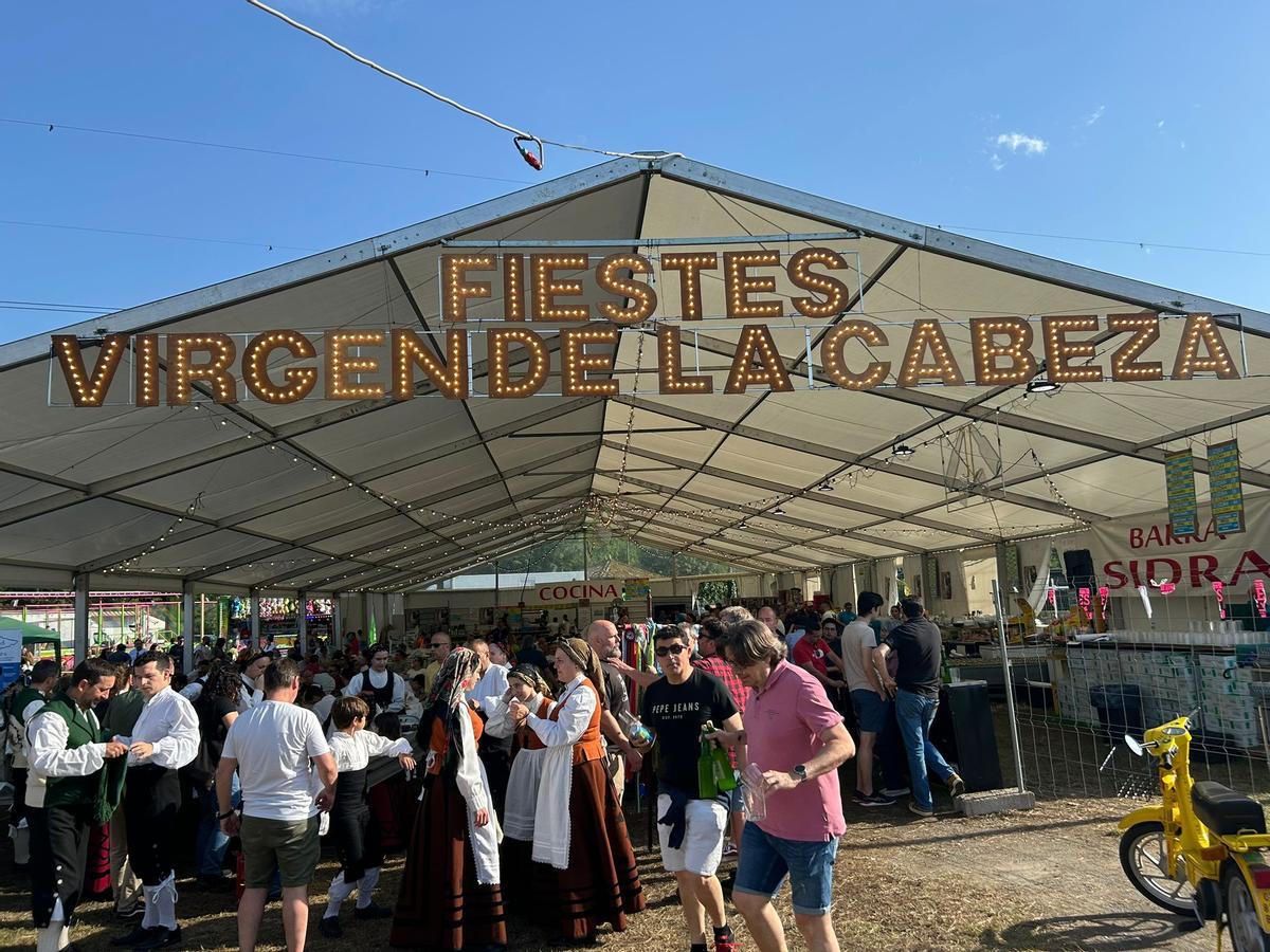 EN IMÁGENES: Homenaje vecinal a Joaquín Alperi y merienda de las fiestas de la Virgen de la Cabeza