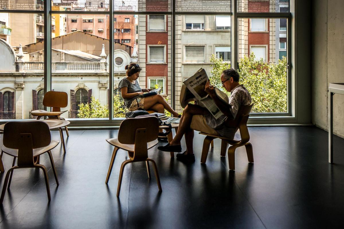 Lectores en una biblioteca de Barcelona.