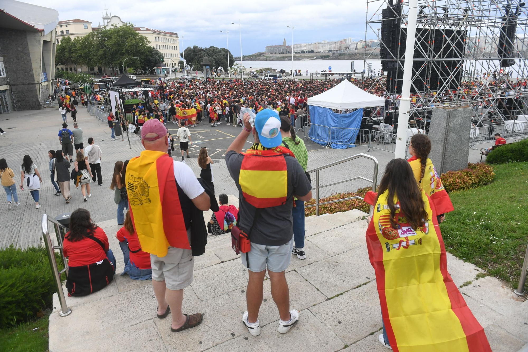 A Coruña apoyó a la selección desde Riazor a pesar de la intensa lluvia