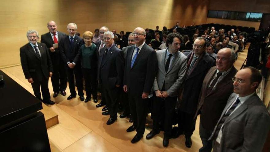 Autoridades asistentes al inicio del curso de la UNED.