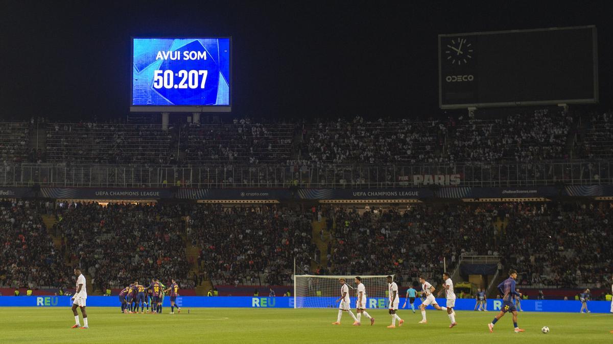Asistencia de espectadores al partido de la fase de clasificación de la liga de campeones entre el FC Barcelona y el PSG en el estadio Lluís Companys de Montjuïc.