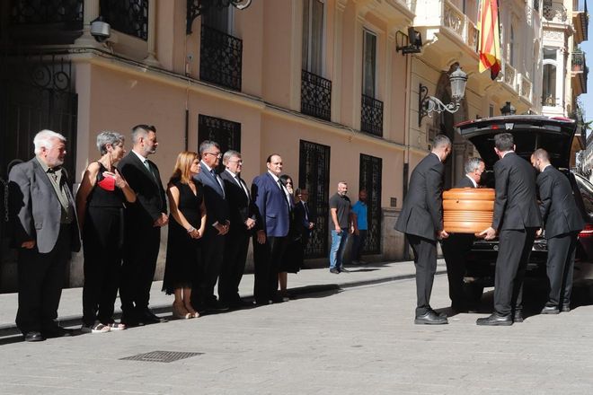 Autoridades políticas y sociales reciben el féretro de Grisolía en el Palau de la Generalitat