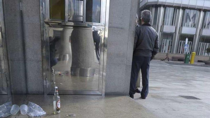 Restos de un &#039;botellón&#039; en la zona del Obelisco.