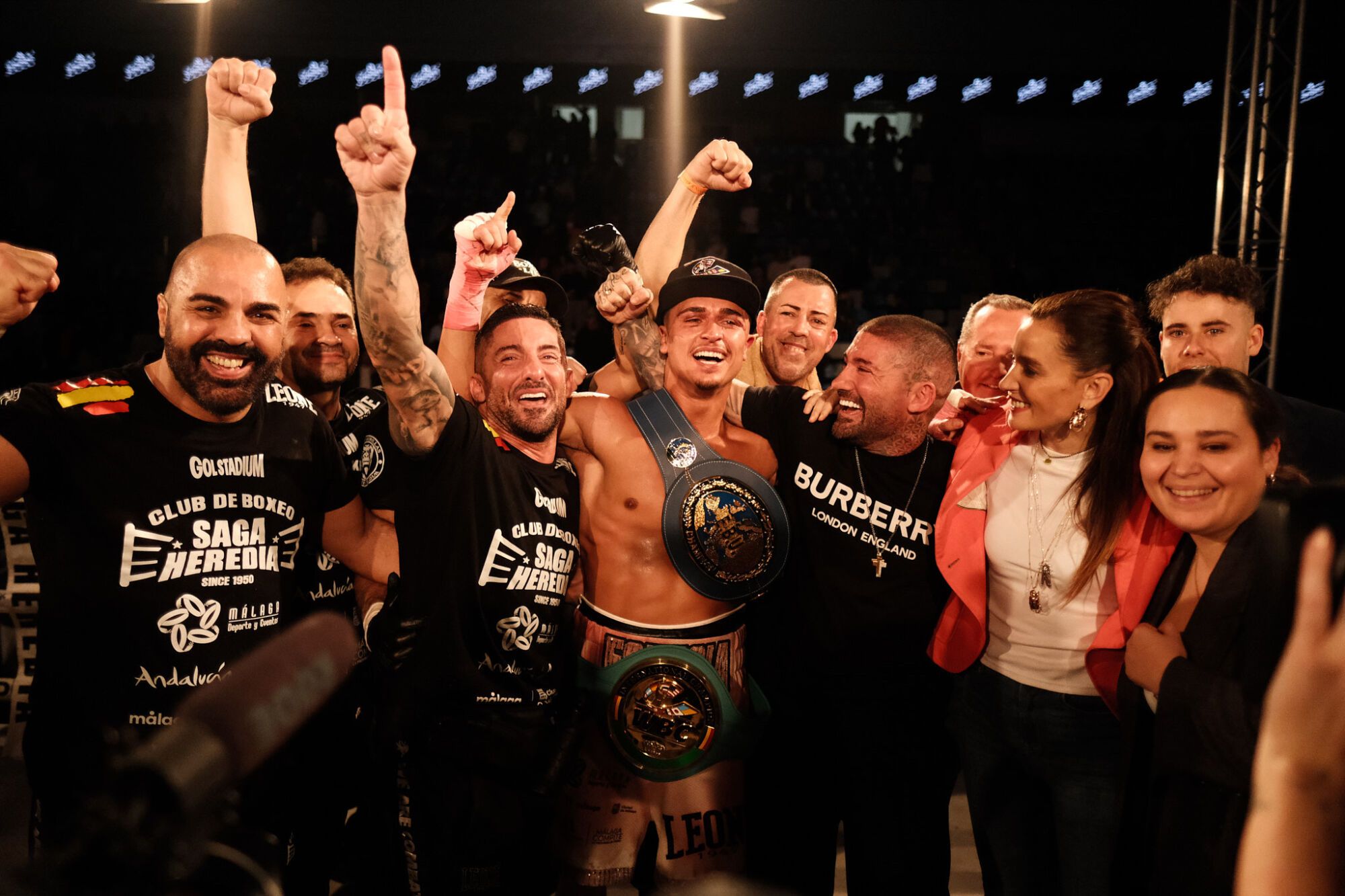 El boxeador malagueño Samuel 'La Esencia' Molina revalida ante Sandy Messaoud su título de campeón de Europa en Málaga