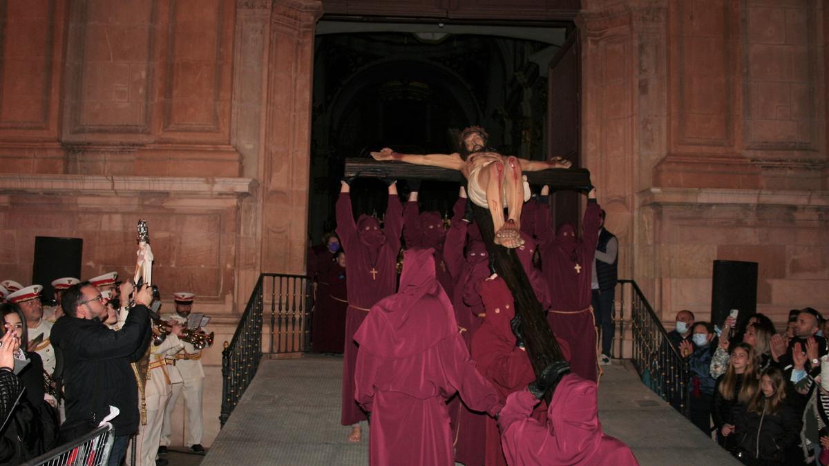 Antes de recogerse en la iglesia del Carmen fue alzado hasta lo más alto.