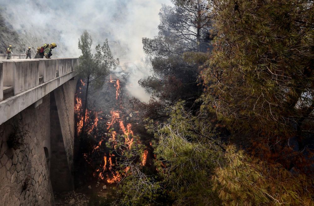 Los bomberos luchan contra el fuego en Guadalest