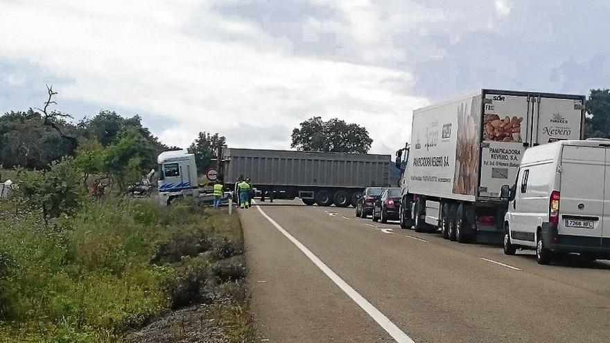 El remolque de un camión corta la Ex-100 durante hora y media