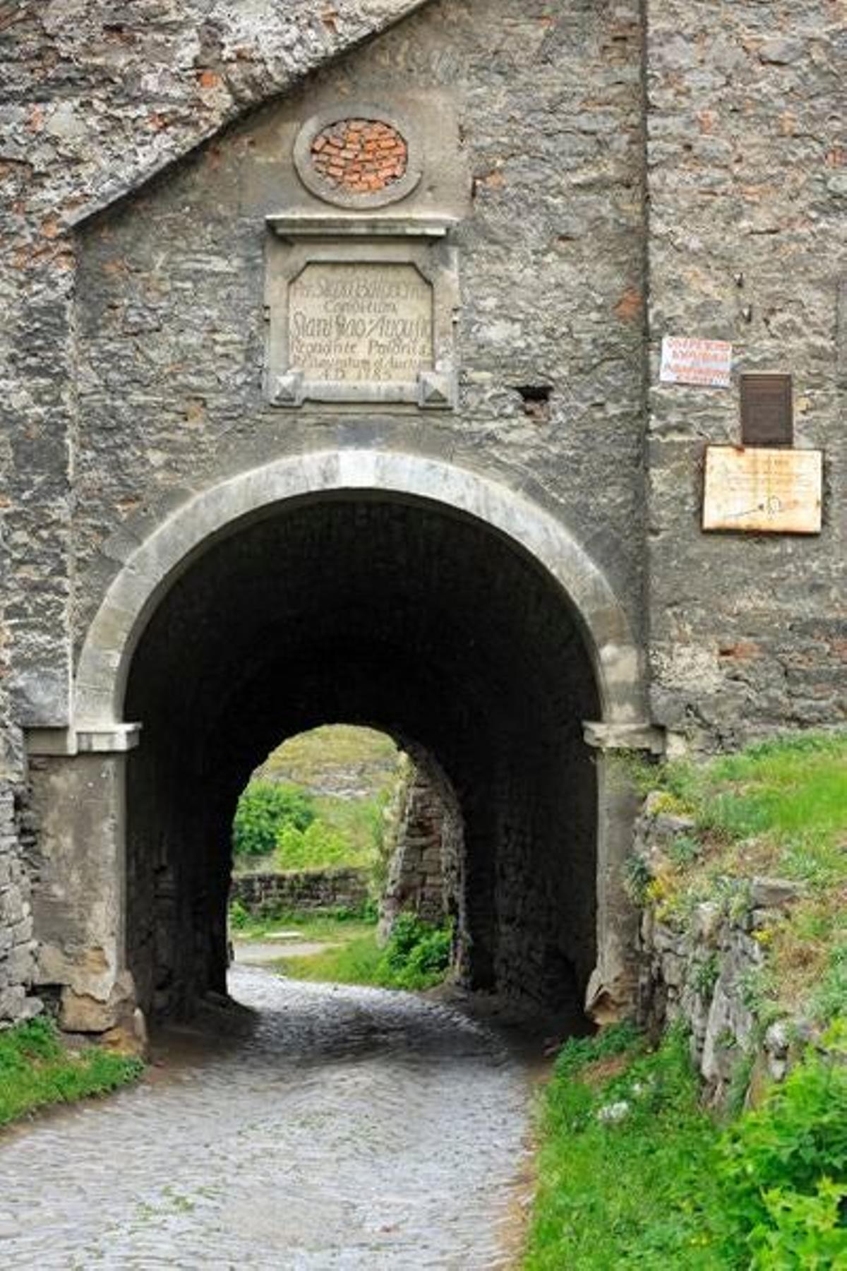 Parte baja del castillo de Kamianets-Podilskyi