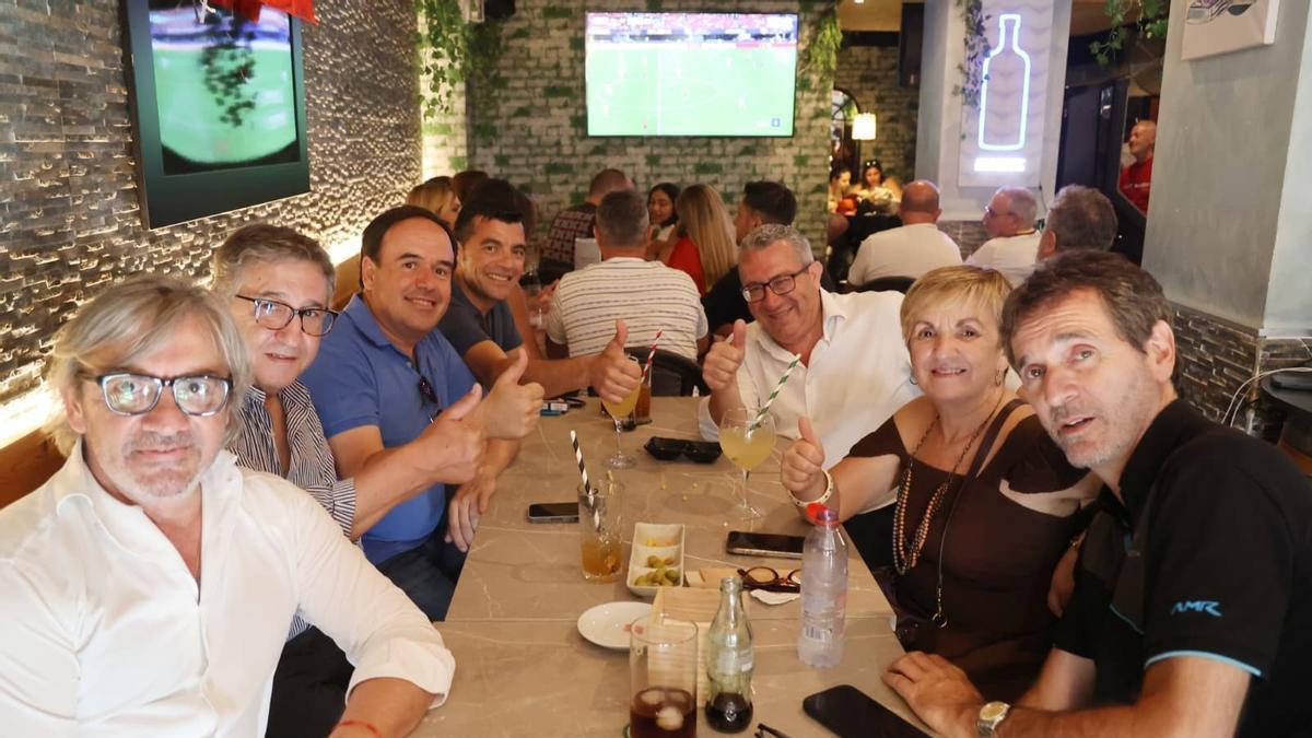 Llorca, con miembros del PP y el Consell, viendo el España-Arabia.