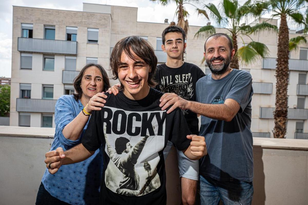 Joel Trapero, el 9,9 de Sabadell, junto a su familia, este viernes.