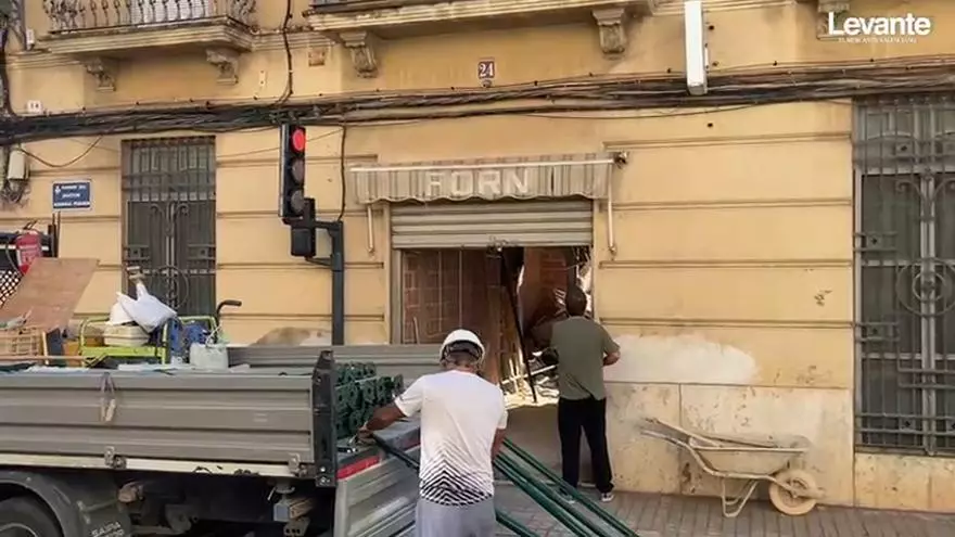 Los bomberos rescatan a una mujer tras el derrumbe de un edificio en Massarrojos