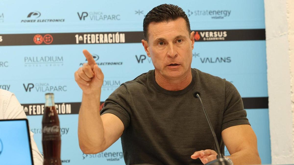 Amadeo Salvo en la presentación de Raúl Llona como nuevo entrenador de la UD Ibiza.