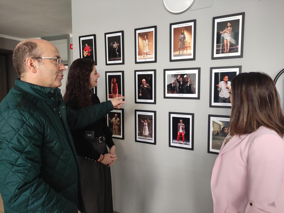 Representantes municipales viendo la exposición del Teatro.