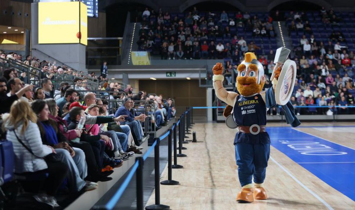 «Pumarix» se estrena como mascota del OCB. La nueva mascota del OCB –en la imagen– animó ayer al público del Palacio. | MARIO CANTELI