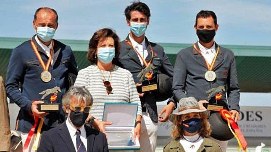 Los jinetes de Casa&#039;l Capellán, en lo más alto del podio.