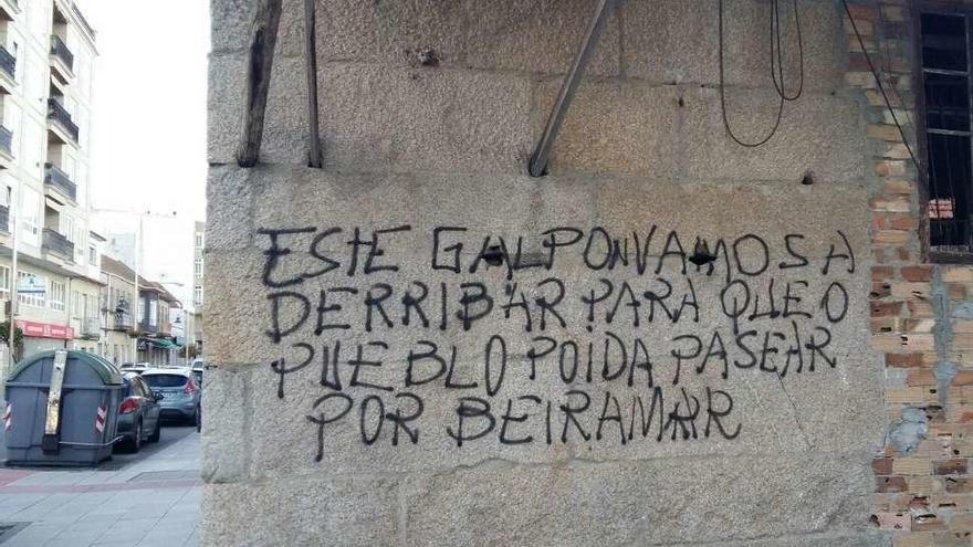 Pintadas en los astilleros mientras 70 personas piden el paseo por el  litoral - Faro de Vigo