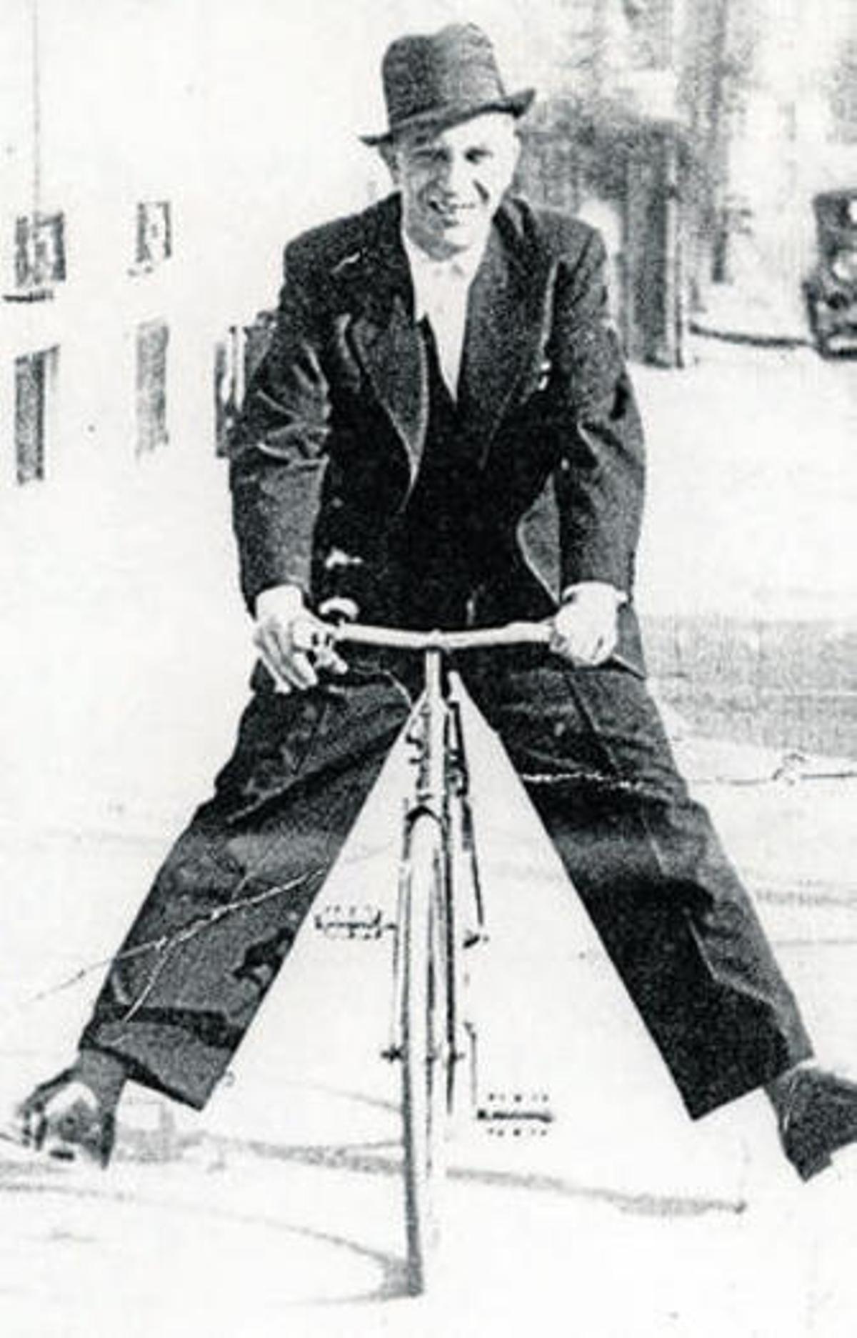 Manuel Chaves Nogales sobre pedales en uno de sus retratos más icónicos