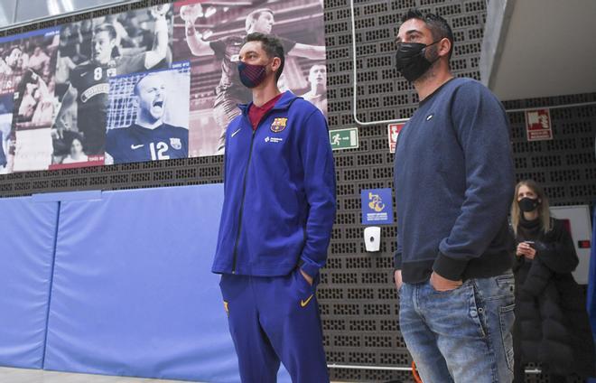 Pau Gasol saludó a su amigo Juan Carlos Navarro, responsable del basket formativo azulgrana, a su llegada al pabellón de la Ciutat Esportiva Joan Gamper.