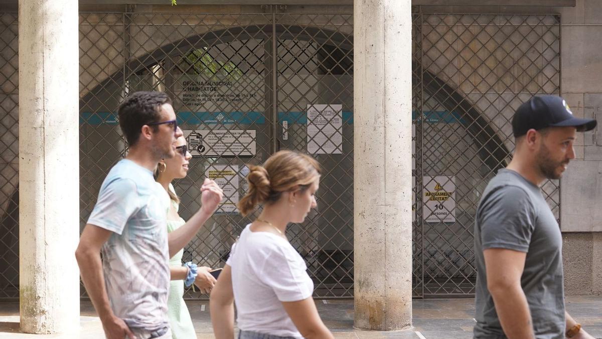 L’Oficina Municipal d’Habitatge del carrer Pou Rodó al Barri Vell està tancada.  | MARC MARTÍ