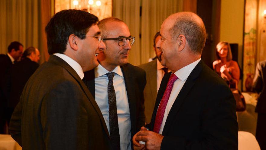 Javier Llinares (izquierda), junto a Francisco Orsini Ruiz y Pedro Ortega, ayer.