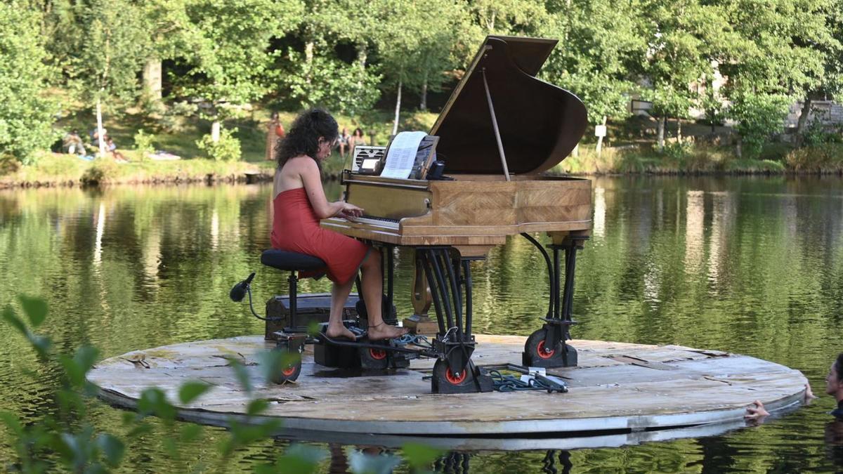 La pianista, en medio del lago. |   // RAFA VÁZQUEZ