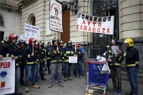 Concentración de bomberos en Zaragoza
