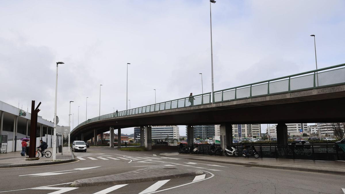 VÍDEO: La suciedad bajo el viaducto de Carlos Marx de Gijón, asignatura pendiente del plan de vías