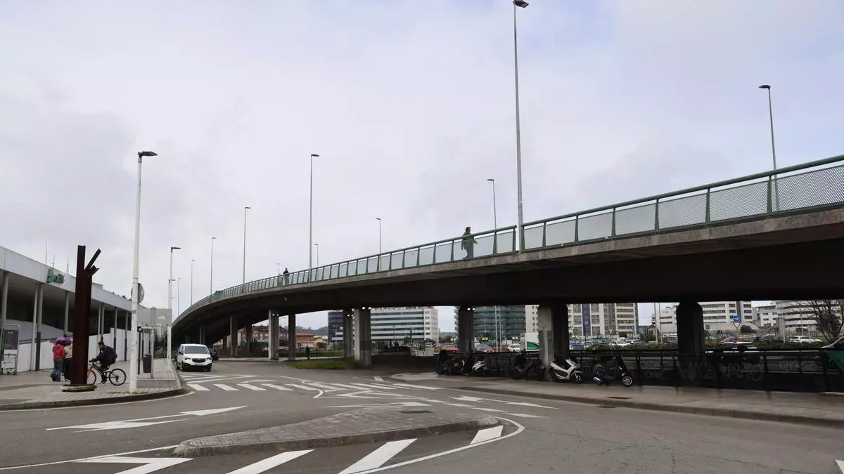 VÍDEO: La suciedad bajo el viaducto de Carlos Marx de Gijón, asignatura pendiente del plan de vías