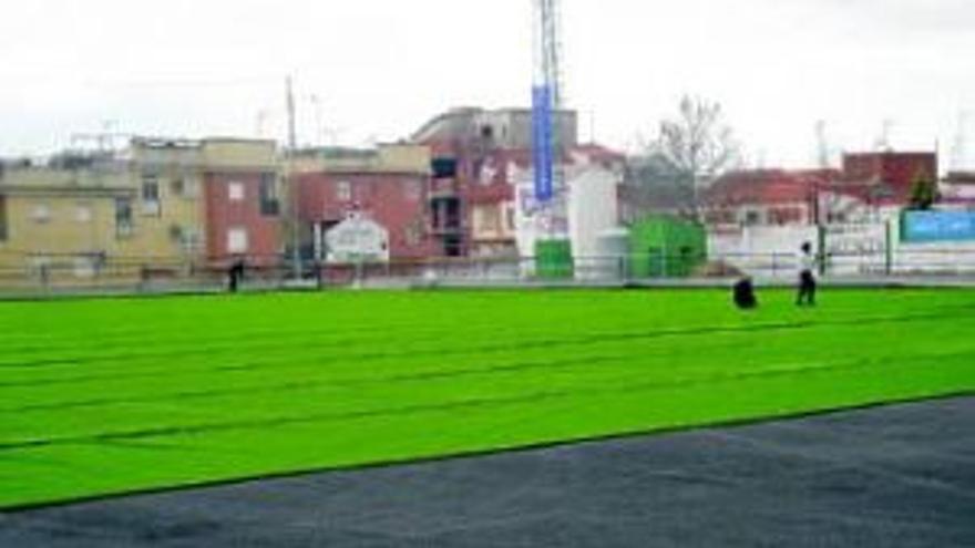 El nuevo césped artificial se está colocando desde ayer en el polideportivo