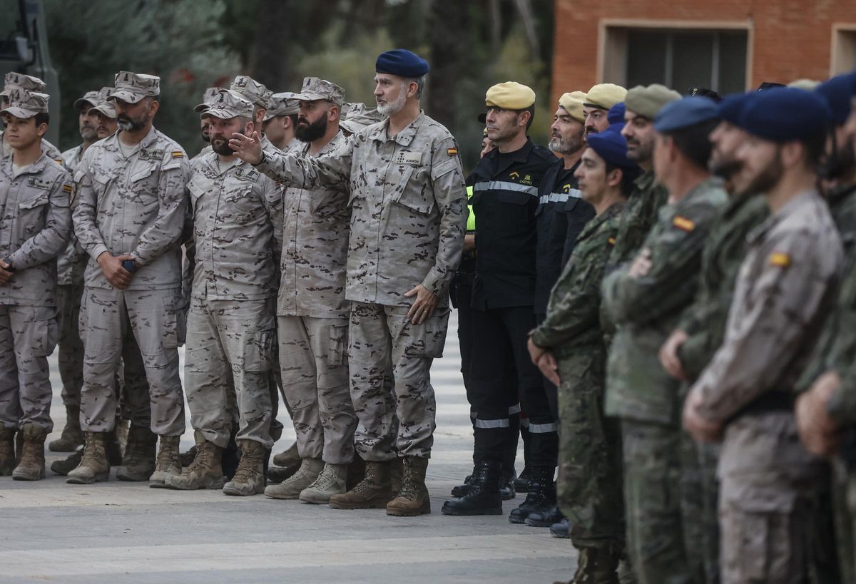 Felipe VI visita las unidades militares desplegadas en Valencia a consecuencia de la DANA