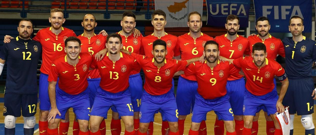 Formación de la selección de fútbol sala en Chipre con Boyis (dorsal 5), Solano (6) y Cecilio (9).