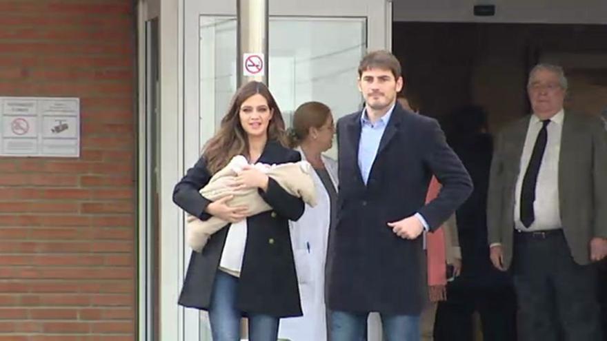 Casillas y Carbonero posan con el pequeño Martín a la salida de la clínica