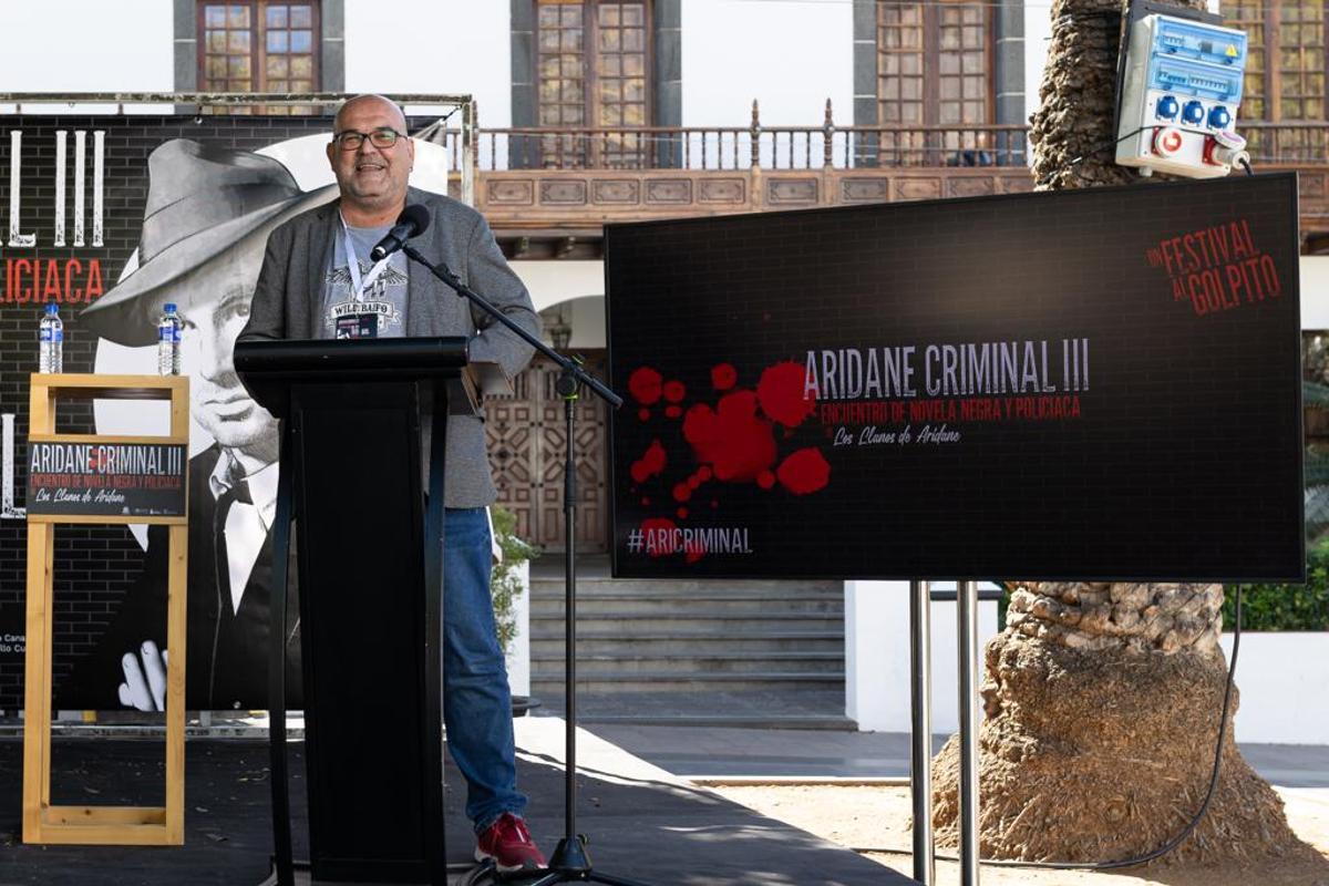 Alexis Ravelo, el director y fundador del Festival Aridane Criminal, en su despedida el día de la clausura.