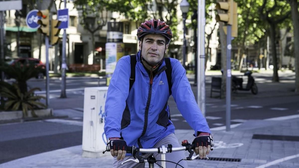 José A. González, vecino de Esplugues de Llobregat, en ela Diagonal.