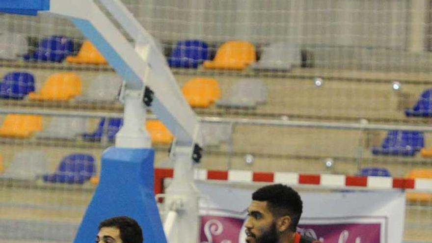 Bernat Camarasa bota el balón junto a Bobby Harris.