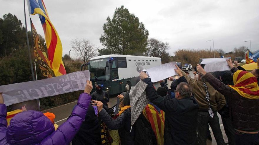 Manifestantes apoyando a los políticos presos al iniciar el traslado a Madrid, el pasado viernes.