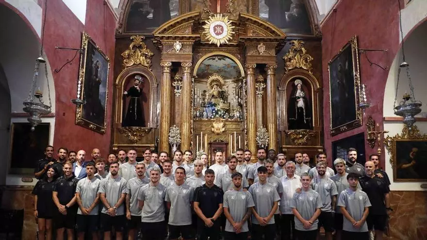 Así fue la ofrenda de la plantilla del Málaga CF a la Divina Pastora
