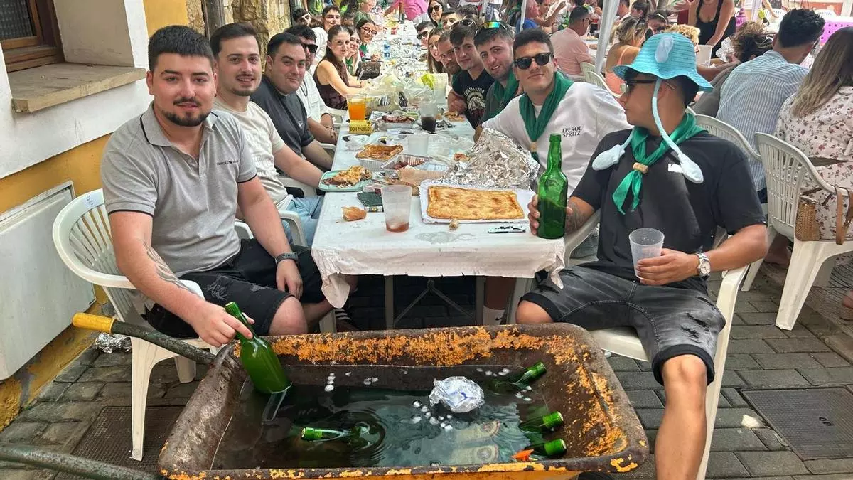 Nava vence al calor con una multitudinaria comida en la calle que cerró el Festival de la Sidra de Nava: "Disfrutamos mucho de este encuentro"