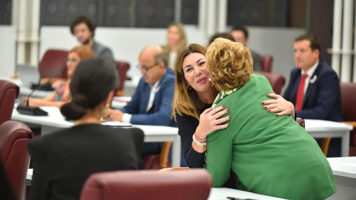 María del Carmen Ruiz Jódar es felicitada por Maruja Pelegrín.