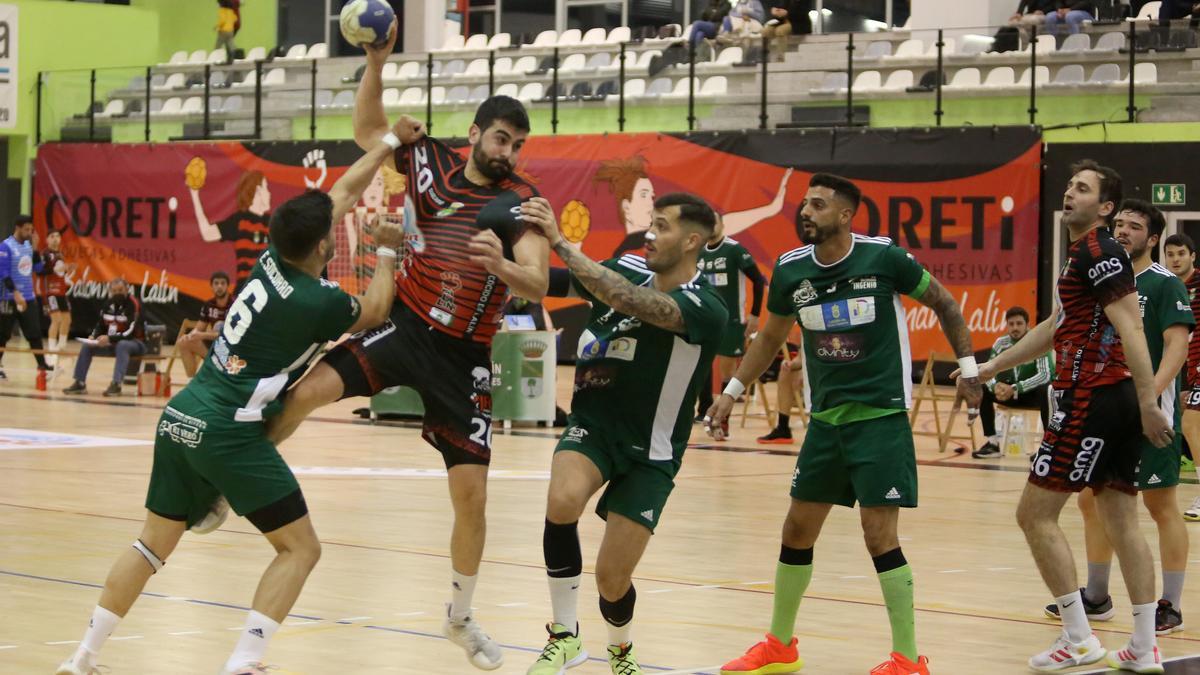 Pachi fue uno de los destacados en el Disiclín frente al Balonmano Ingenio.